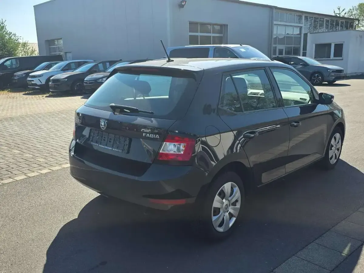 Gebraucht Skoda Fabia Active 60 PS (44 kW) 2019 Schwarzmagic perleffekt Kleinwagen