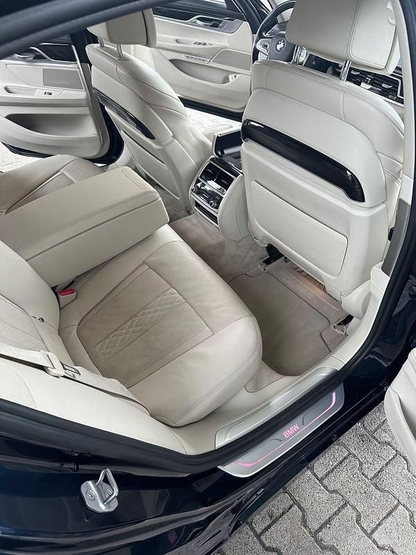 Gebraucht BMW 750 449 PS (330 kW) 2017 Blau Limousine