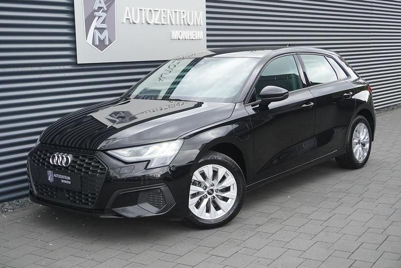 Brillantschwarz Gebraucht 2022 Audi A3 Sportback e-tron Advanced Limousine | 22.990 € (Fairer Preis) - Bild 1/4