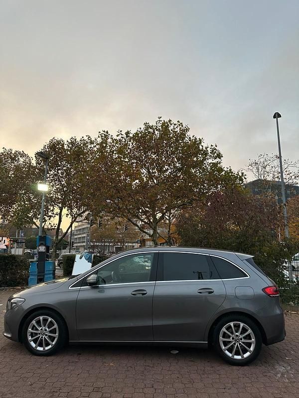 Grau Gebraucht 2019 Mercedes B200 Van / Kleinbus | 26.990 € (Teuer) - Bild 1/4