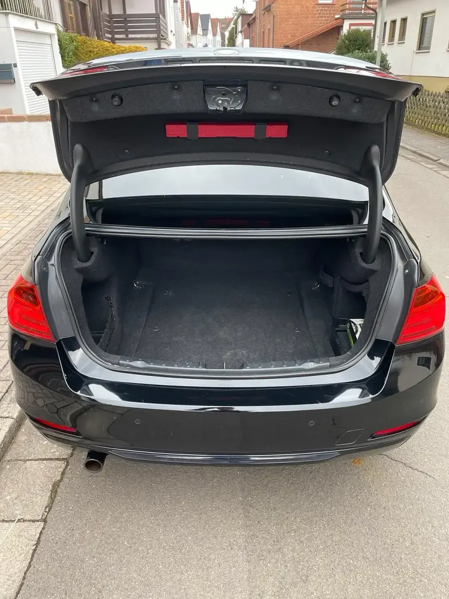 Gebraucht BMW 318 143 PS (105 kW) 2012 Schwarz Limousine