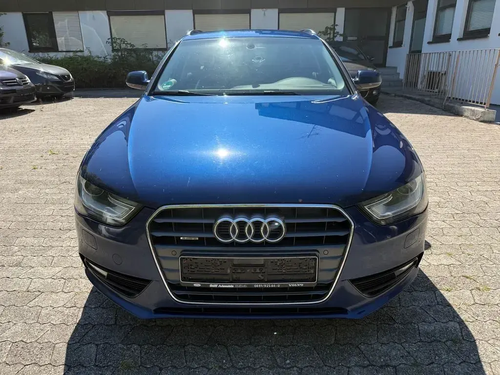 Gebraucht Audi A4 Attraction 177 PS (130 kW) 2012 Blau Kombi