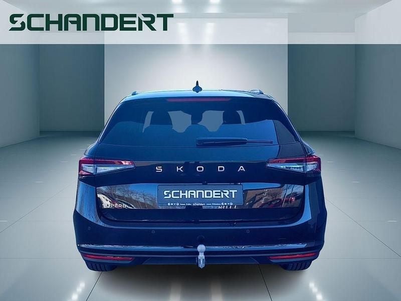 Neu Skoda Superb Essence 150 PS (110 kW) 2026 Ebony schwarz metallic Kombi
