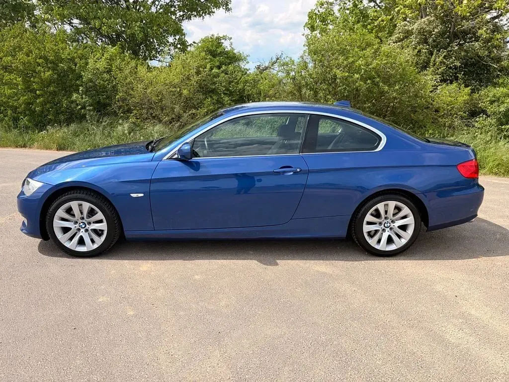 Używany BMW 330 Performance 245 KM (180 kW) 2010 Niebieski Coupe