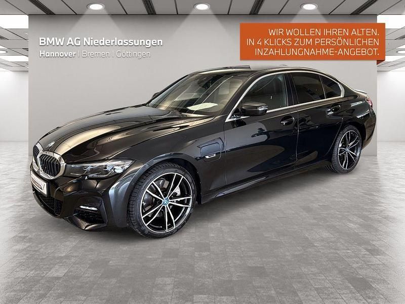 Schwarz Gebraucht 2022 BMW 320e M Sport Limousine | 31.907 € (Fairer Preis) - Bild 1/4