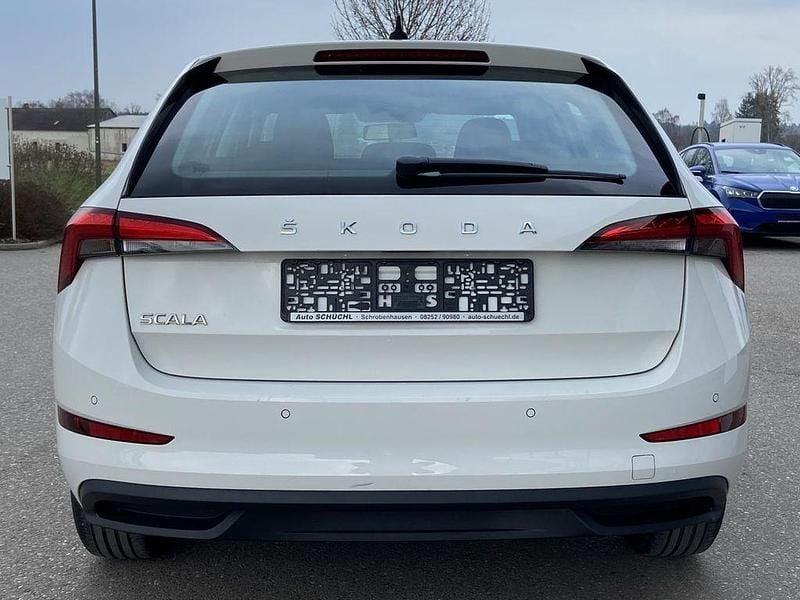 Gebraucht Skoda Scala Cool Plus 116 PS (85 kW) 2020 Weiß Kleinwagen