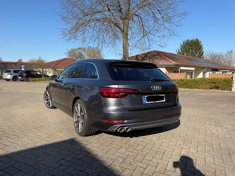 Gebraucht Audi A4 S-Line 190 PS (139 kW) 2018 Grau Kombi