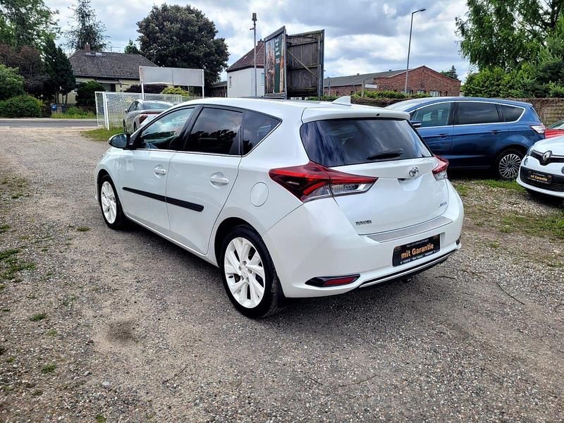 Gebraucht Toyota Auris Design 116 PS (85 kW) 2015 Weiß Limousine