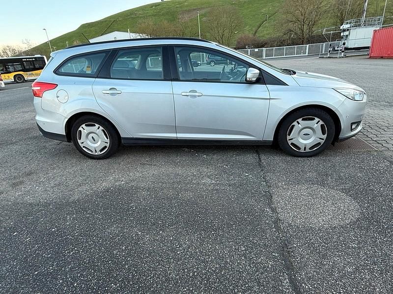 Usata Ford Focus 105 CV (77 kW) 2015 Argento Station wagon
