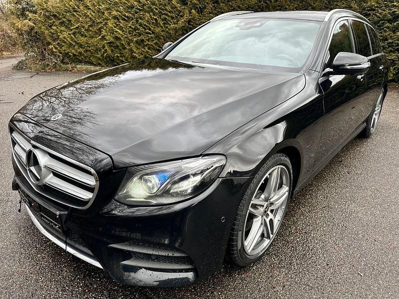 Schwarz Gebraucht 2017 Mercedes E250 AMG line Limousine | 17.490 € (Fairer Preis) - Bild 1/4