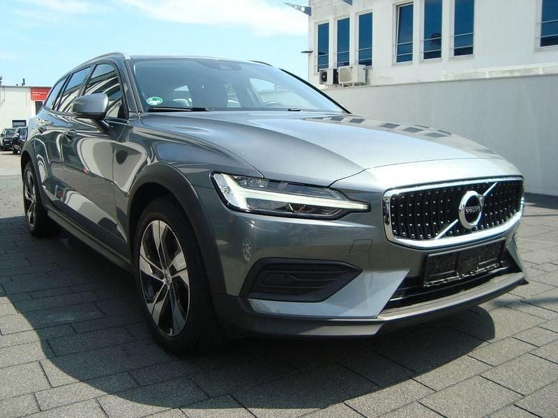 Grau Gebraucht 2020 Volvo V60 CC Kombi | 27.600 € (Superpreis) - Bild 1/4