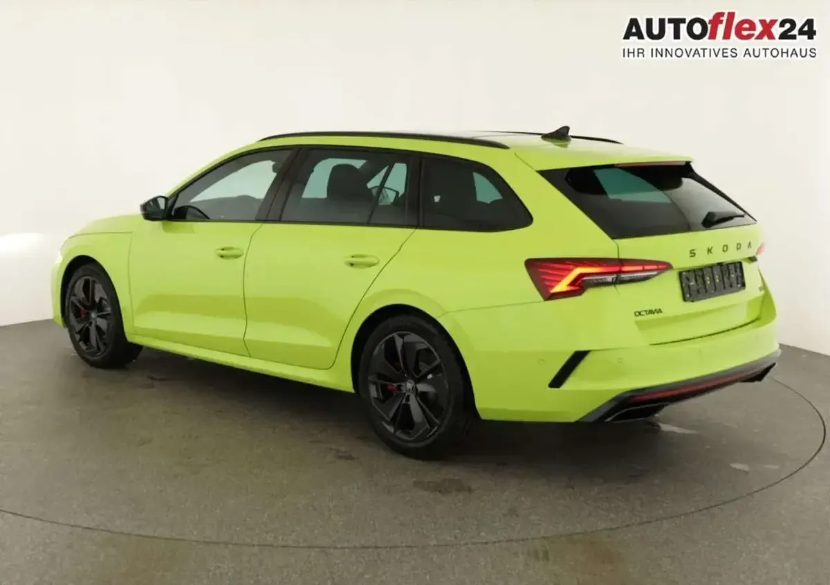 Neu Skoda Octavia RS 265 PS (194 kW) 2026 Mamba grün Kombi