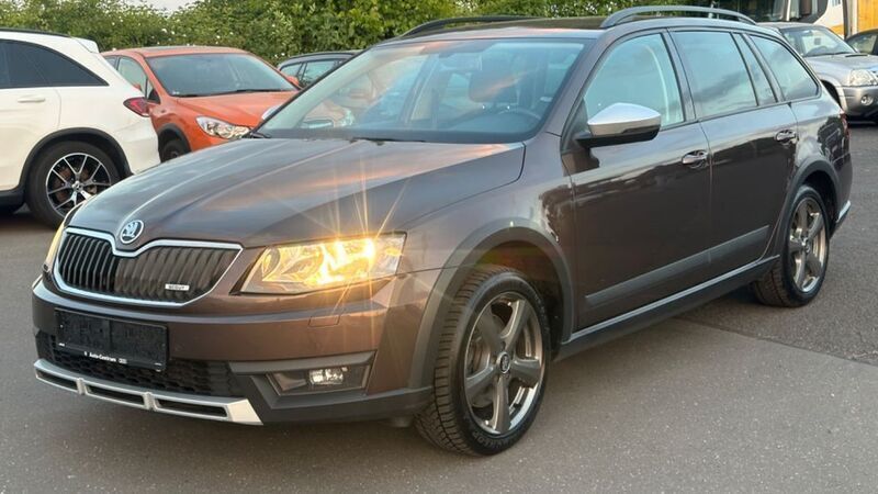 Braun Gebraucht 2017 Skoda Octavia Scout 4x4 Kombi | 10.990 € (Superpreis) - Bild 1/4