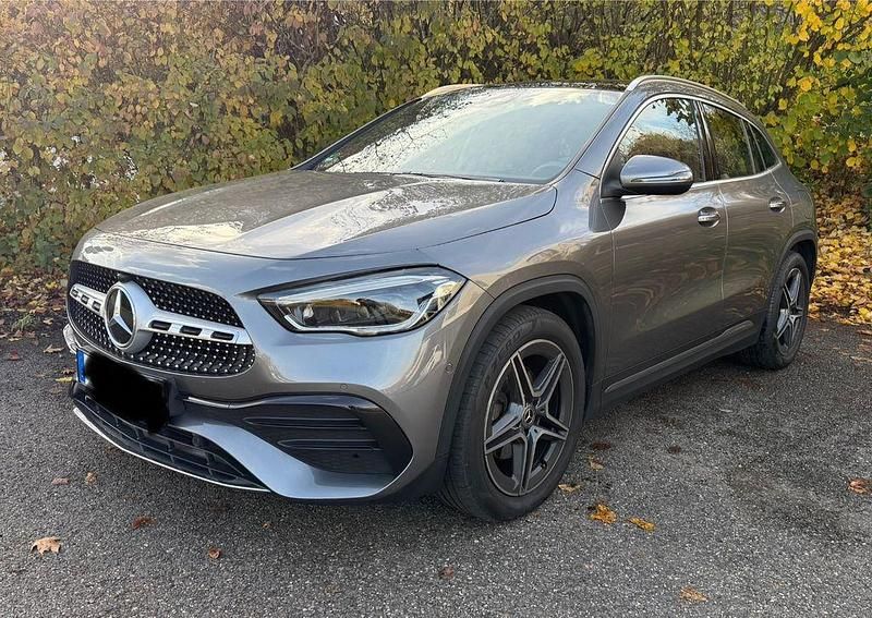 Grau Gebraucht 2020 Mercedes GLA200 AMG SUV | 31.999 € (Fairer Preis) - Bild 1/4