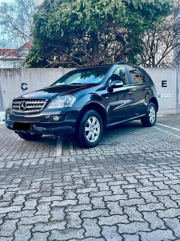 Schwarz Gebraucht 2009 Mercedes ML280 Edition 1 SUV | 7.299 € - Bild 1/4