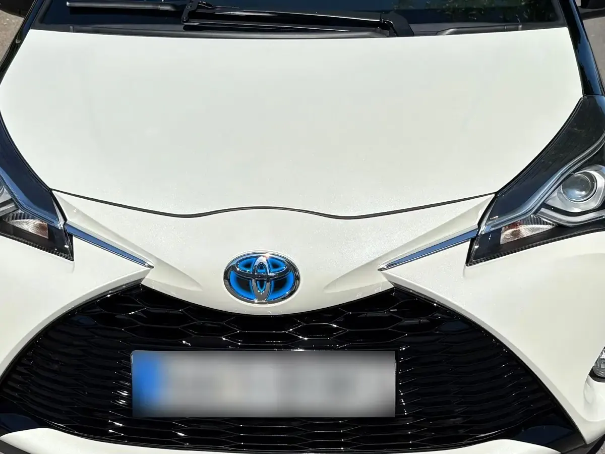 Gebraucht Toyota Yaris Hybrid Style 73 PS (53 kW) 2018 Weiß Limousine