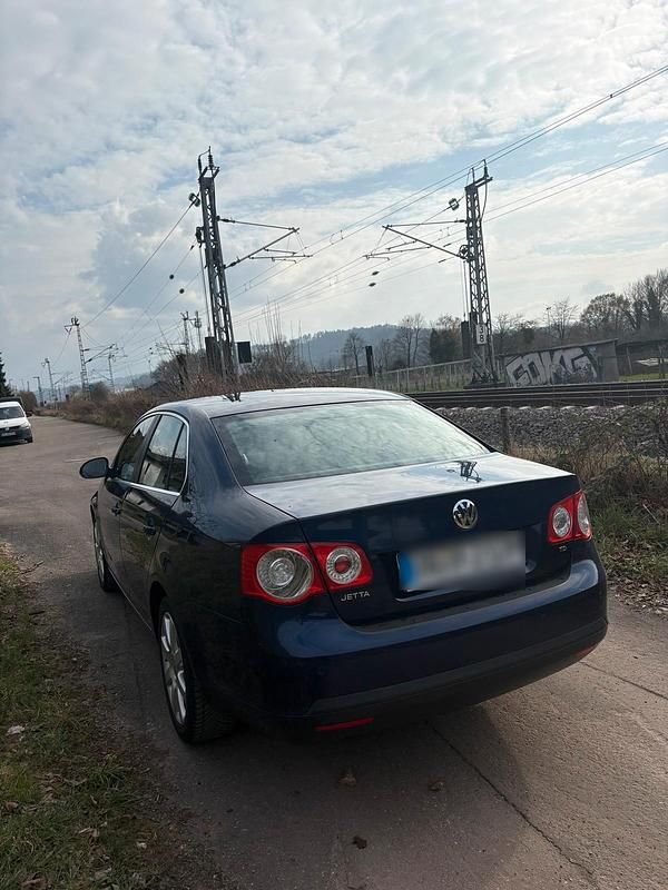 Gebraucht VW Jetta 105 PS (77 kW) 2008 Blau Limousine