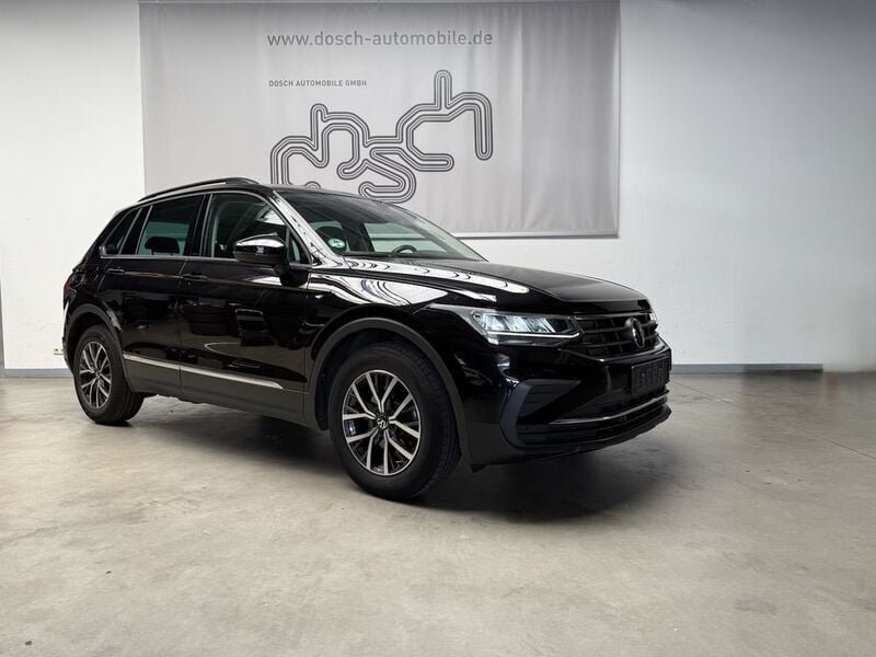 Deep black perleffekt Gebraucht 2021 VW Tiguan Life SUV | 22.390 € (Superpreis) - Bild 1/4