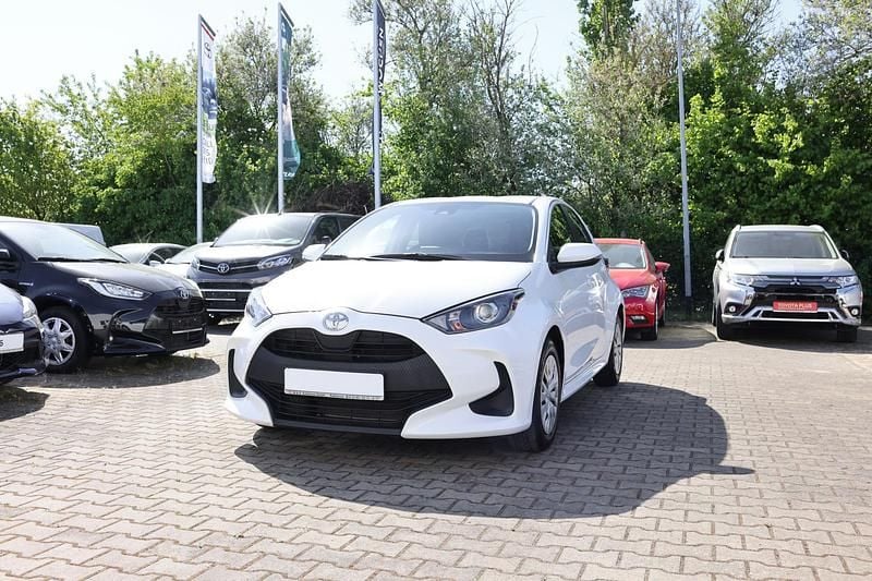 Gebraucht Toyota Yaris Basis 72 PS (52 kW) 2022 Weiß Limousine