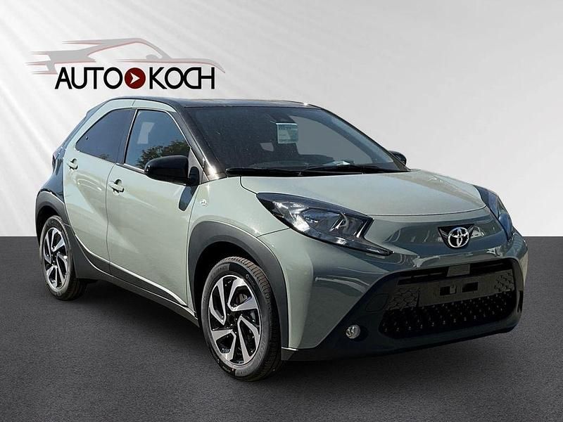 Grün Neu 2025 Toyota Aygo Kleinwagen | 17.840 € - Bild 1/4