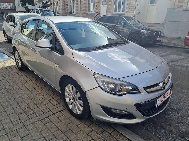 Gebraucht Opel Astra Edition 131 PS (96 kW) 2014 Silber Limousine