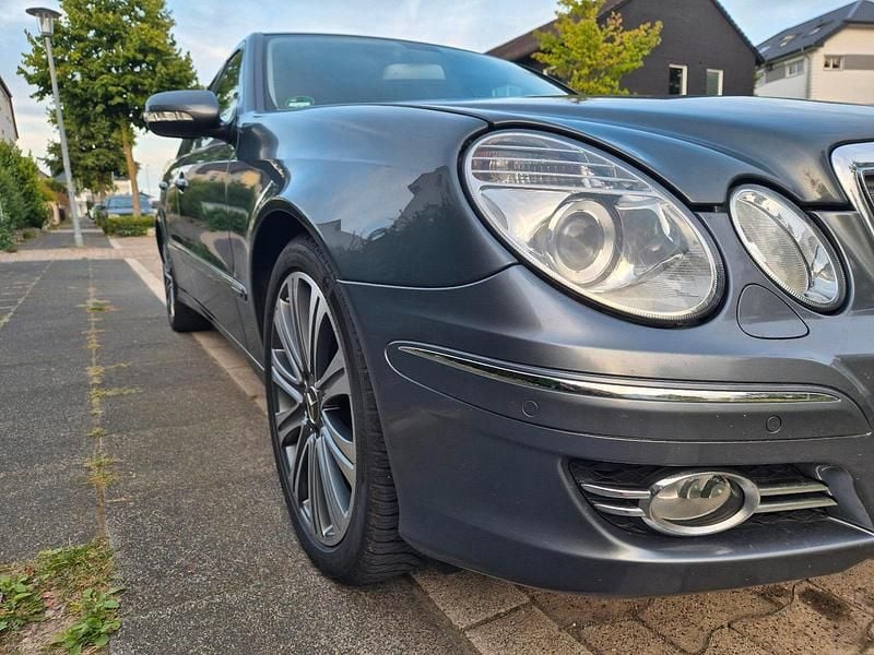 Grau Gebraucht 2008 Mercedes E350 Elegance Limousine | 9.500 € (Fairer Preis) - Bild 1/4