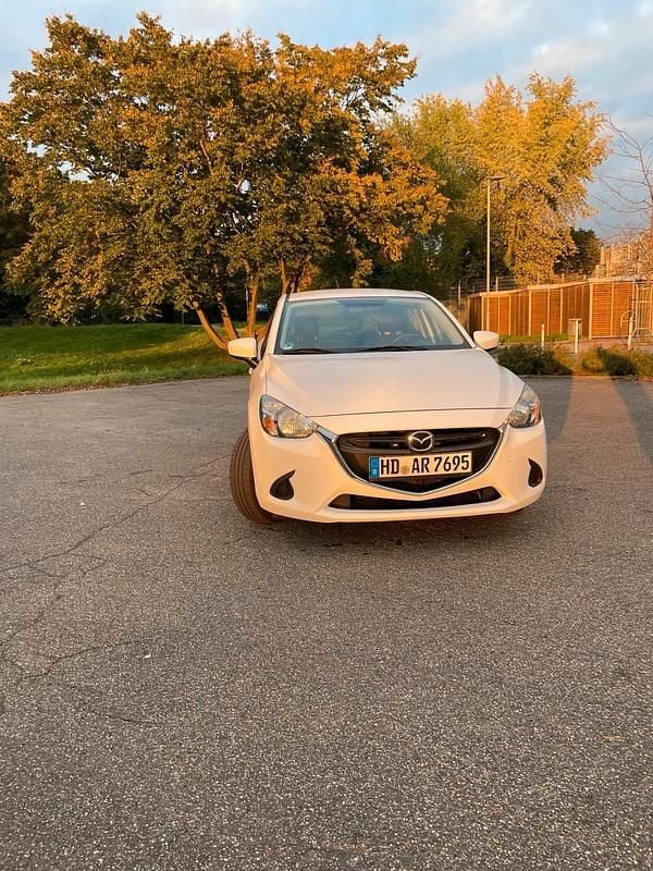 Weiß Gebraucht 2015 Mazda 2 Kleinwagen | 6.000 € (Guter Preis) - Bild 1/4