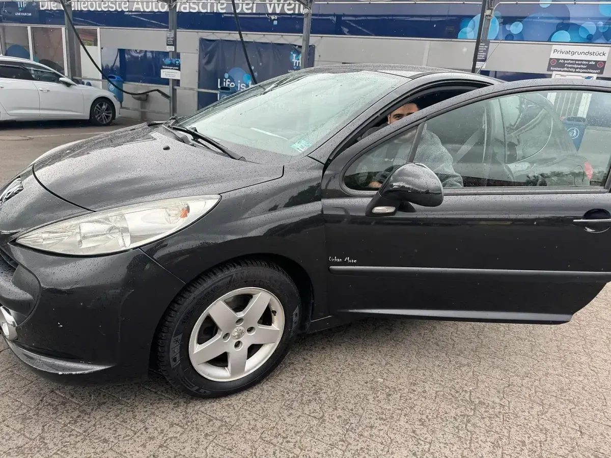 Gebraucht Peugeot 207 96 PS (70 kW) 2009 Schwarz Kleinwagen