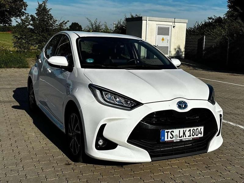 Weiß Gebraucht 2020 Toyota Yaris Style Limousine | 17.900 € (Fairer Preis) - Bild 1/4