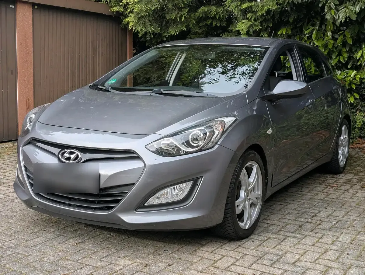 Gebraucht Hyundai i30 100 PS (73 kW) 2013 Grau Limousine
