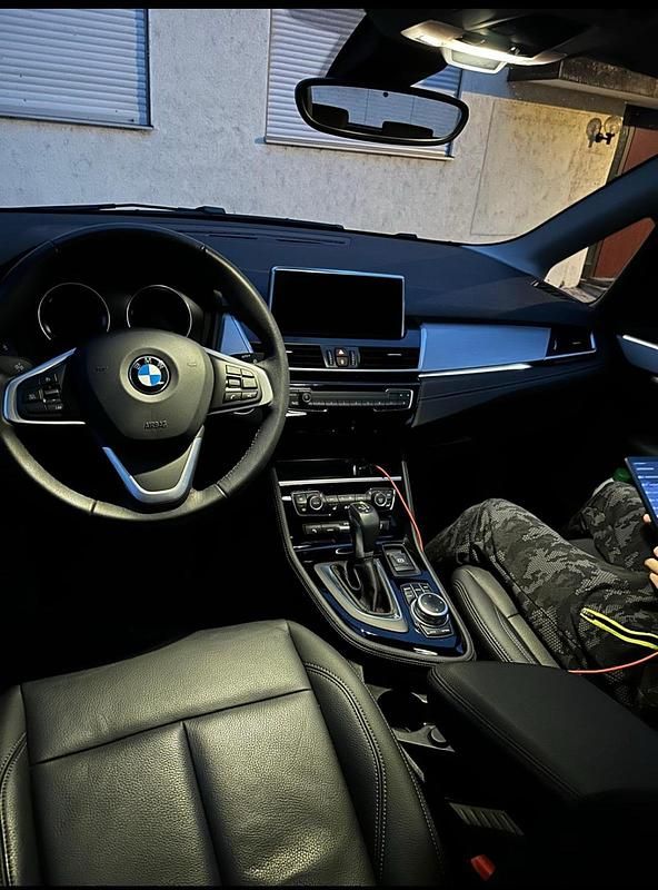 Grau Gebraucht 2020 BMW 225 Kombi | 16.500 € (Superpreis) - Bild 1/4