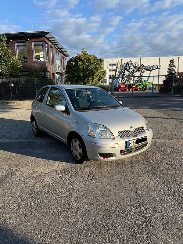 Silber Gebraucht 2005 Toyota Yaris Kleinwagen | 1.100 € (Fairer Preis) - Bild 1/4