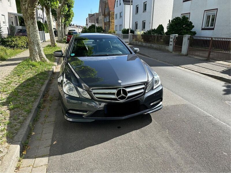 Grau Gebraucht 2013 Mercedes E250 AMG line Coupé | 16.200 € (Guter Preis) - Bild 1/4