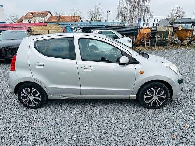 Gebraucht Nissan Pixo Acenta 68 PS (50 kW) 2010 Silky silver Kleinwagen