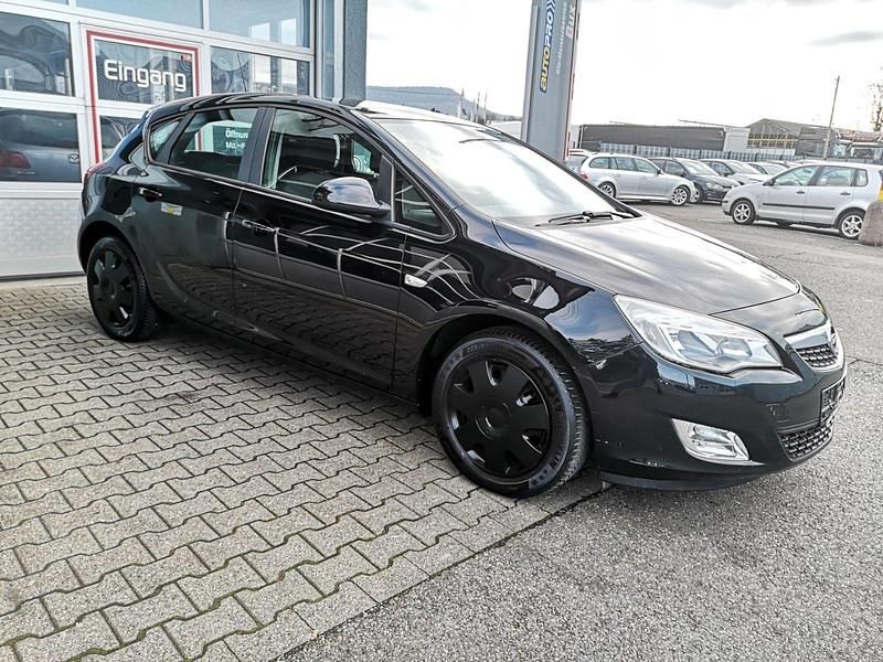 Gebraucht Opel Astra Edition 116 PS (85 kW) 2011 Schwarz Limousine