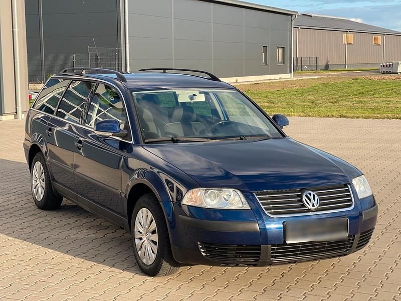 Blau Gebraucht 2004 VW Passat Kombi | 3.900 € (Teuer) - Bild 1/4