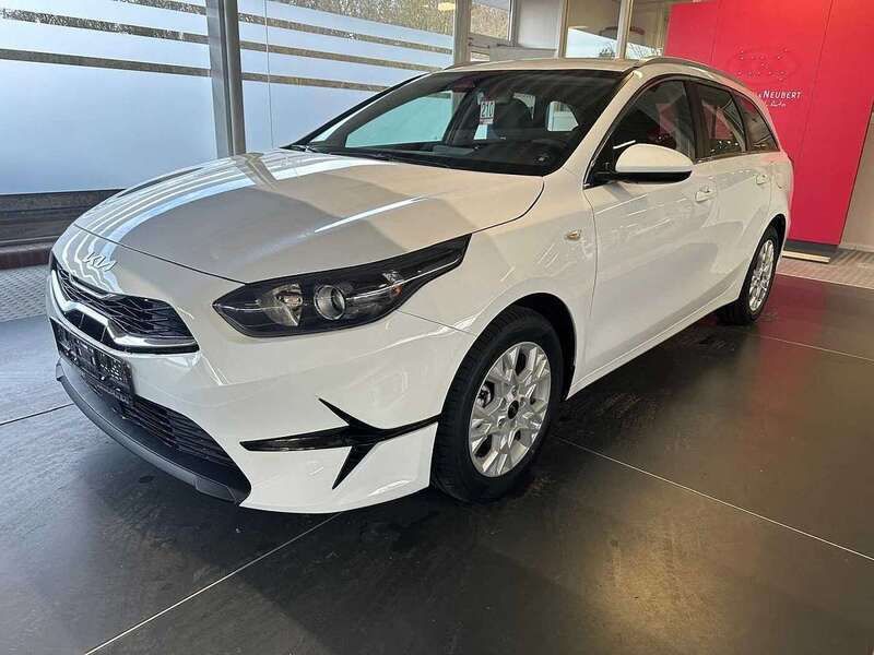 Carraraweiß Neu 2024 Kia Ceed Sportswagon Comfort Kombi | 26.890 € (Fairer Preis) - Bild 1/4