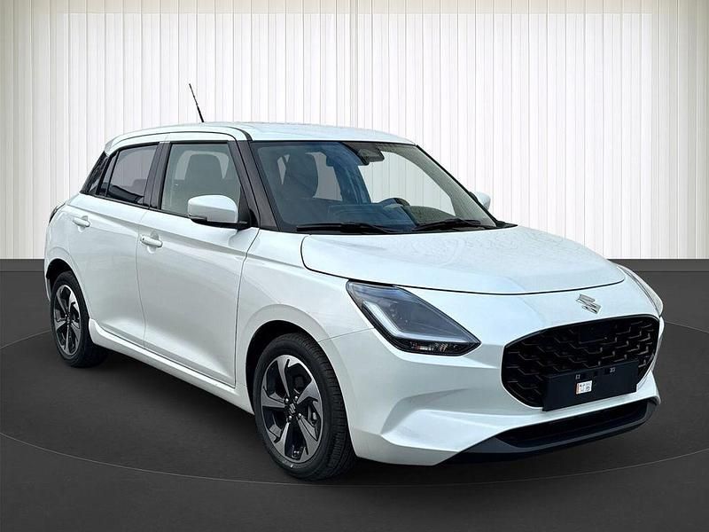 Neu Suzuki Swift Comfort+ 83 PS (61 kW) 2025 Pure white pearl metalli Kleinwagen