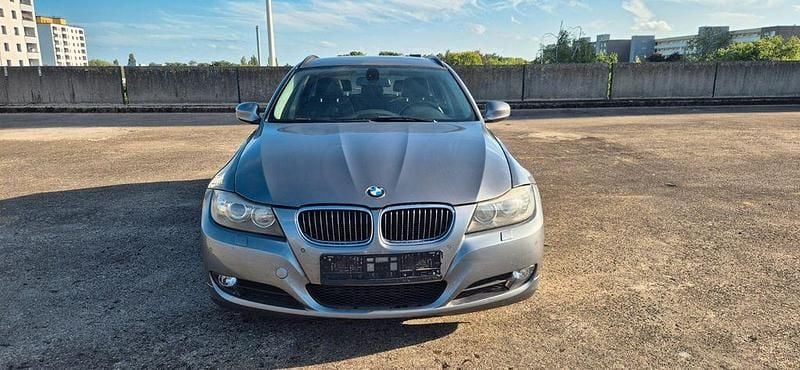 Grau Gebraucht 2011 BMW 325 Sport Line Kombi | 8.490 € (Superpreis) - Bild 1/4