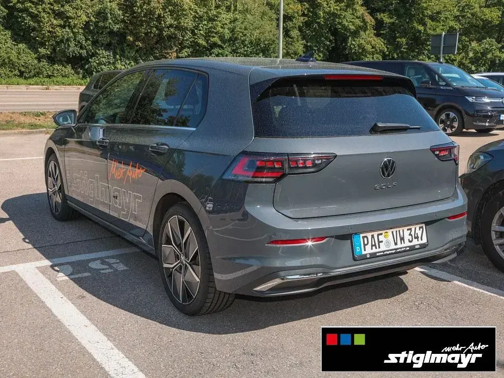 Gebraucht VW Golf VIII Style 150 PS (110 kW) 2025 Grau Limousine