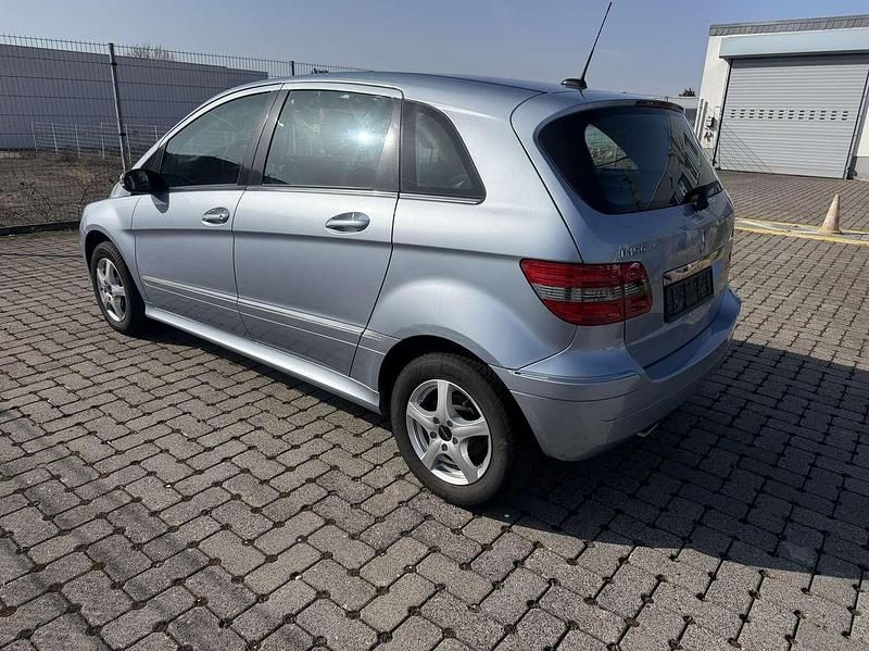 Gebraucht Mercedes B150 95 PS (69 kW) 2007 Silber Van / Kleinbus