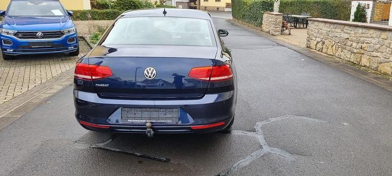 Gebraucht VW Passat Comfortline 120 PS (88 kW) 2016 Blau Limousine