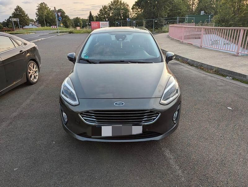 Grau Gebraucht 2019 Ford Fiesta Titanium Kleinwagen | 8.800 € (Guter Preis) - Bild 1/4