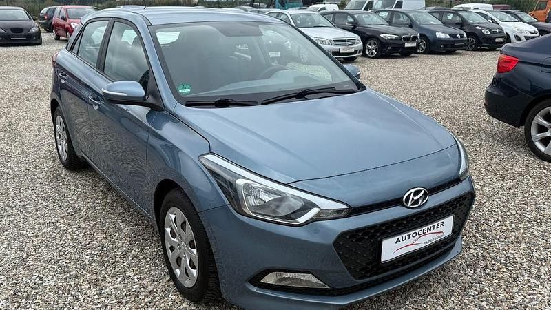 Blau Gebraucht 2017 Hyundai i20 Classic Limousine | 7.990 € (Fairer Preis) - Bild 1/4