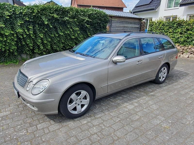 Grau Gebraucht 2005 Mercedes E220 Classic Kombi | 3.450 € (Fairer Preis) - Bild 1/4