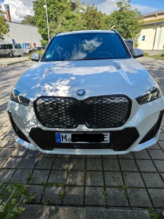 Weiß Gebraucht 2023 BMW iX1 M Sport SUV | 45.400 € (Teuer) - Bild 1/4