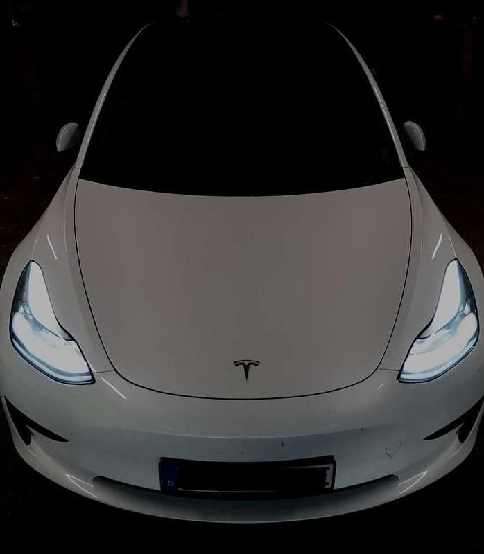 Weiß Gebraucht 2021 Tesla Model 3 Standard Range Plus Limousine | 22.000 € (Fairer Preis) - Bild 1/4