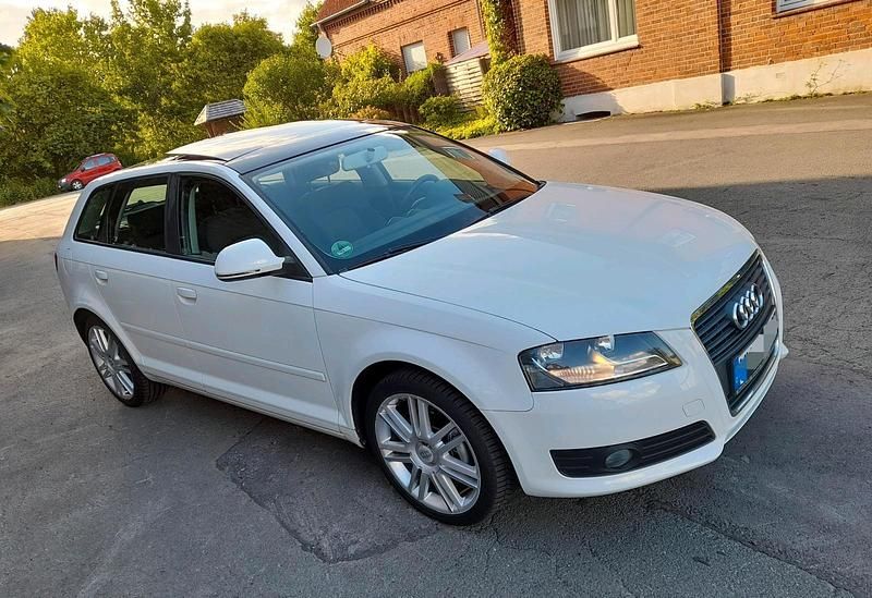 Weiß Gebraucht 2009 Audi A3 Sportback Kleinwagen | 5.999 € (Guter Preis) - Bild 1/4