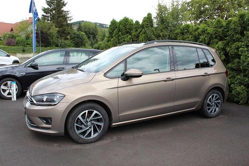 Gebraucht VW Golf VII 110 PS (80 kW) 2017 Pyramid gold metallic Kombi