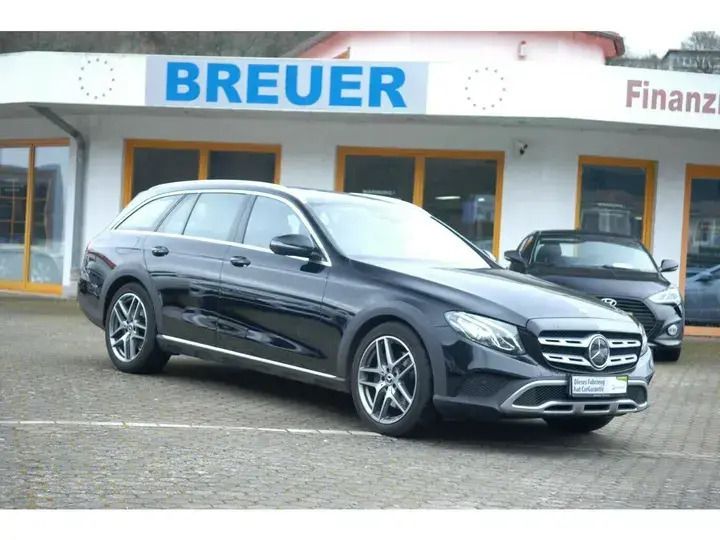 Schwarz Gebraucht 2019 Mercedes E220 Limousine | 28.917 € (Guter Preis) - Bild 1/4